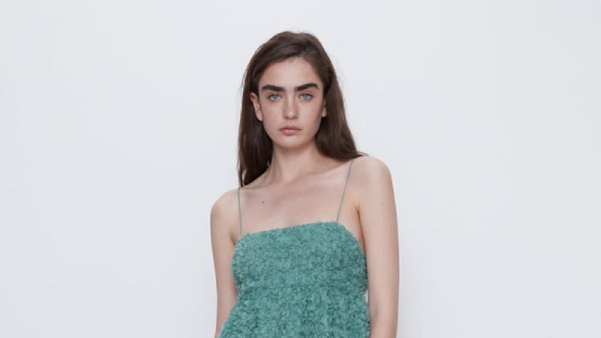 Vestido midi verde de Zara que favorece a las más bajitas