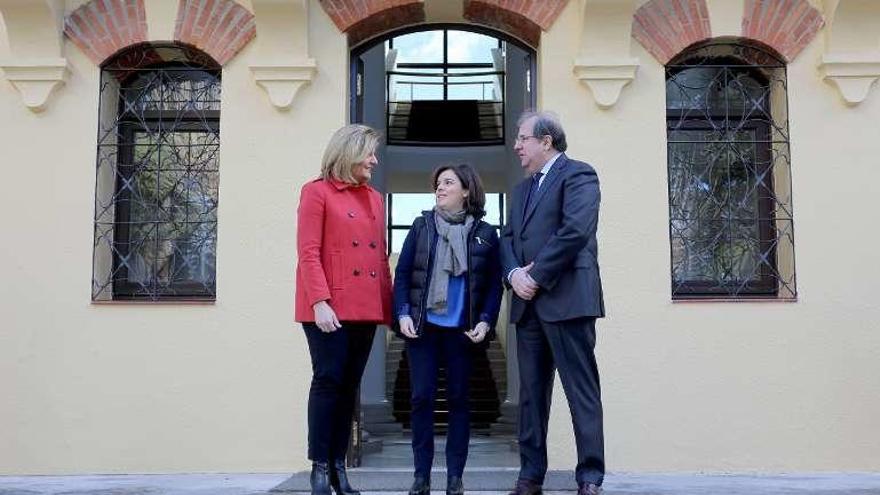 Santamaría flanqueada por Herrera y Fátima Báñez, ayer, en Valladolid. F.