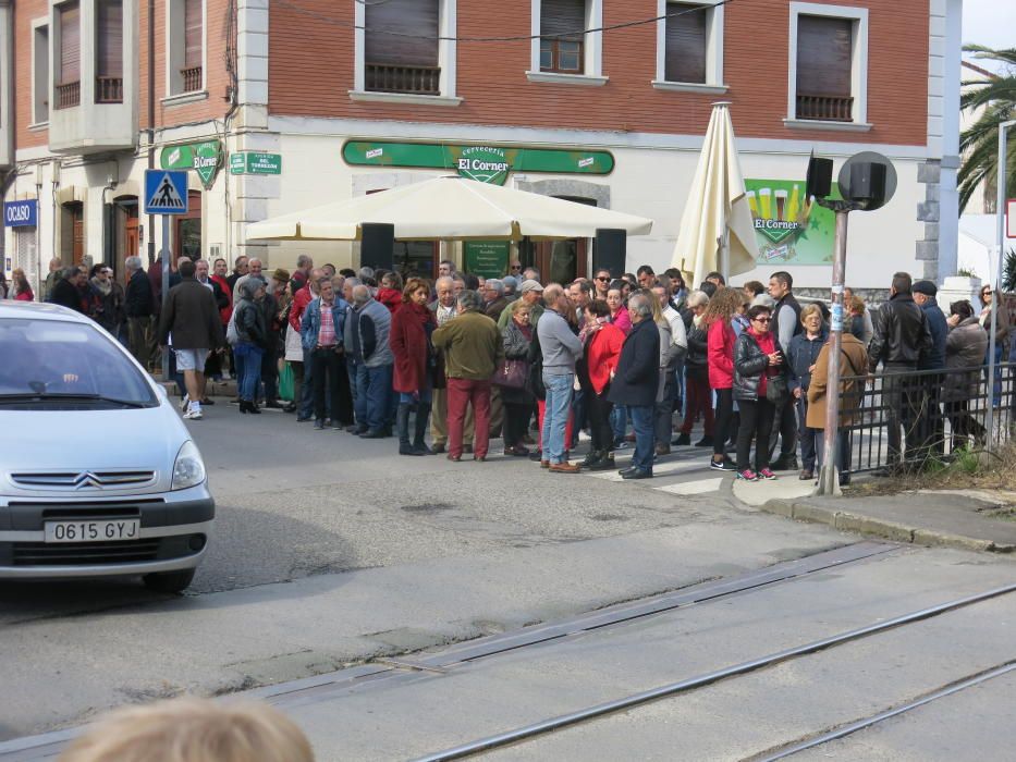 Los vecinos de Posada de LLanes cortan las vías de tren para protestar por el paso a nivel.