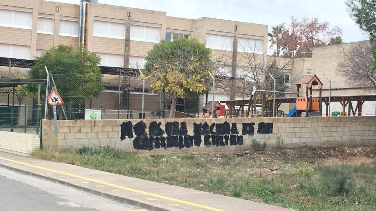 Tapan las pintadas de unos negacionistas que escribieron mensajes antivacuna en las paredes del CEIP Lloma del Mas