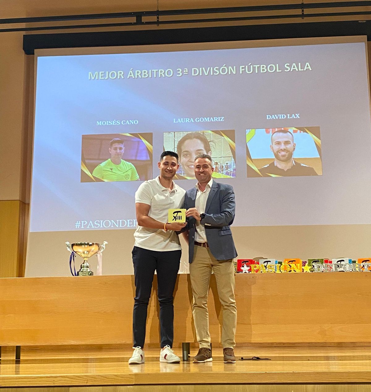 Martínez Flores, mejor árbitro del mundo, entrega el premio a Moises Cano