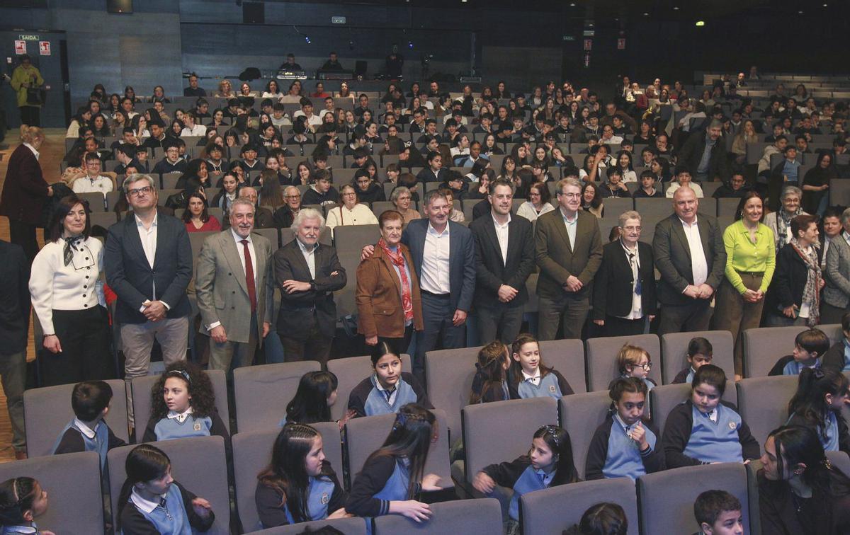 Los alumnos y las autoridades, presentes en la gala de centenario. | IÑAKI OSORIO