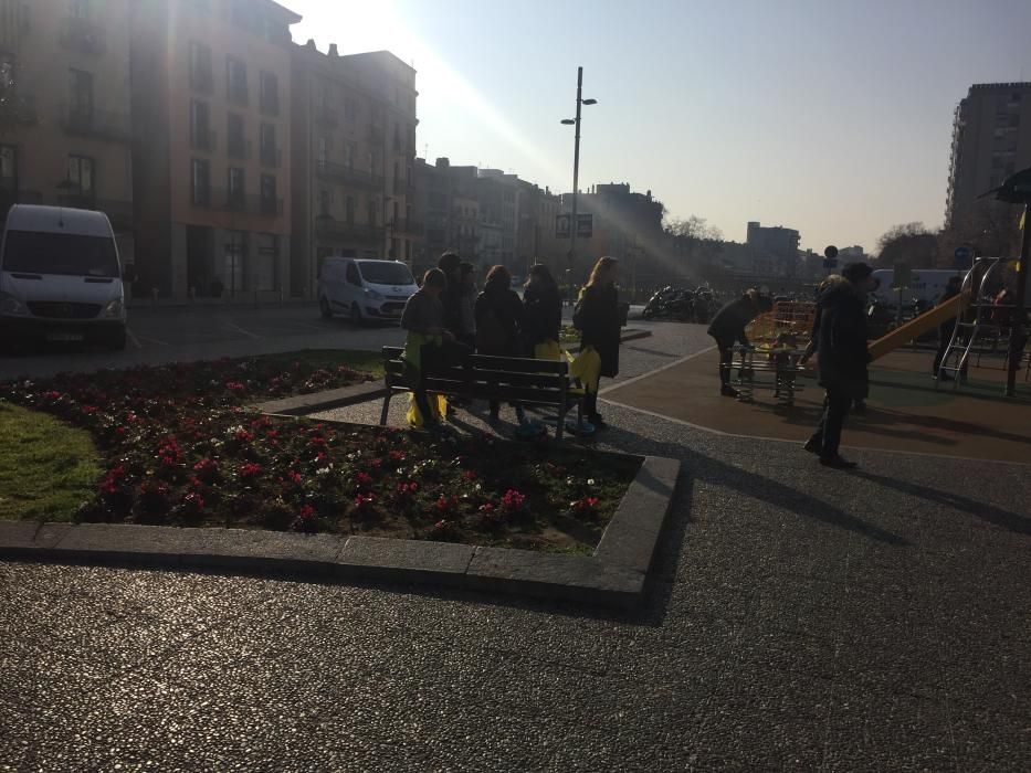 L'ANC reparteix cintes grogues a Plaça Catalunya