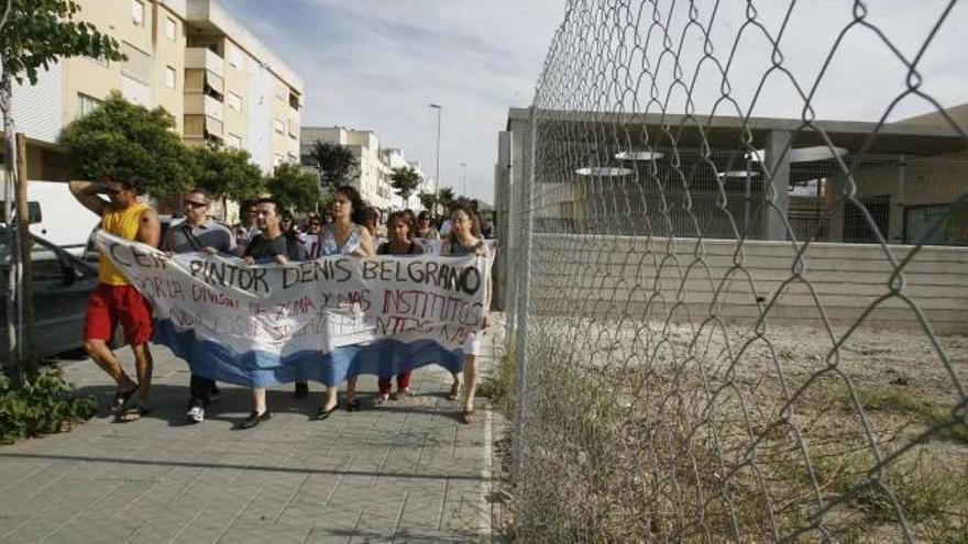 Los padres se manifestaron ayer junto al solar del Nuevo Teatinos, donde debería estar Primaria.