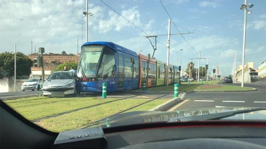 Un vehículo choca contra el tranvía en la carretera Cuesta- Taco