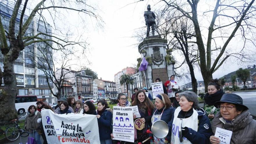 Mujeres concentradas ante la escultura de Pedro Menéndez, el pasado 8 de marzo.