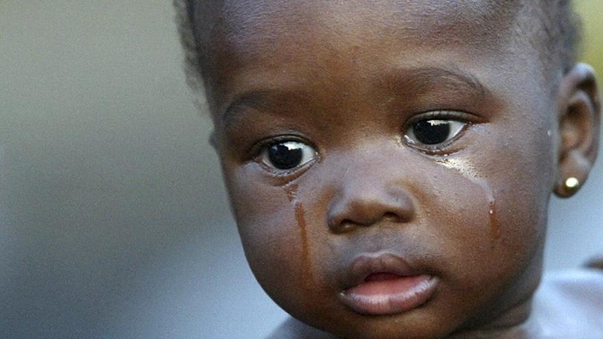 Una niña, hija de mineros, llora mientras espera que su madre le recoja en Lome. Togo es uno de los países más pequeños y pobres de Africa.