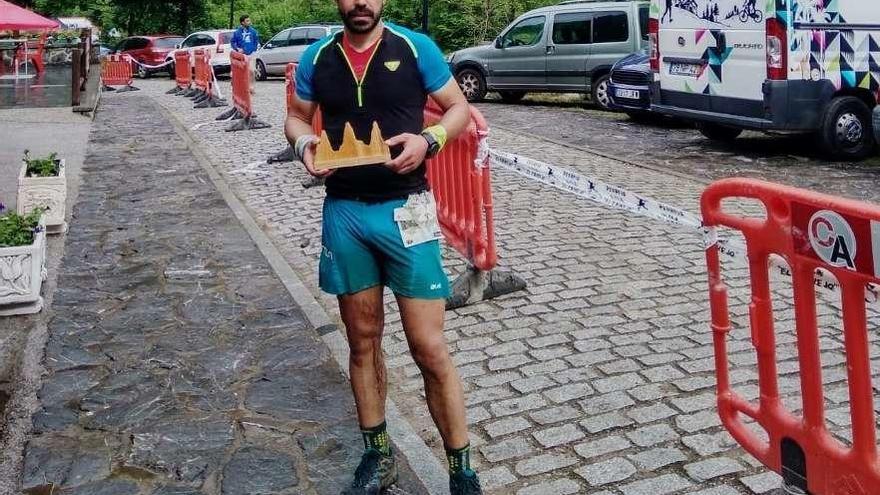 Adrián Ares posa con un recuerdo de su participación en el Desafío El Cainejo de los Picos de Europa.