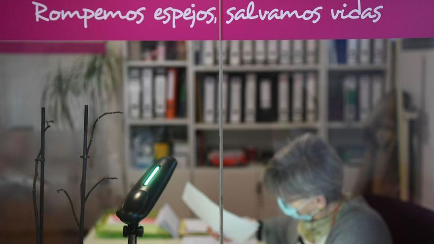 Una de las trabajadoras del centro de la asociación de anorexia, en su sede actual. | Carlos Pardellas