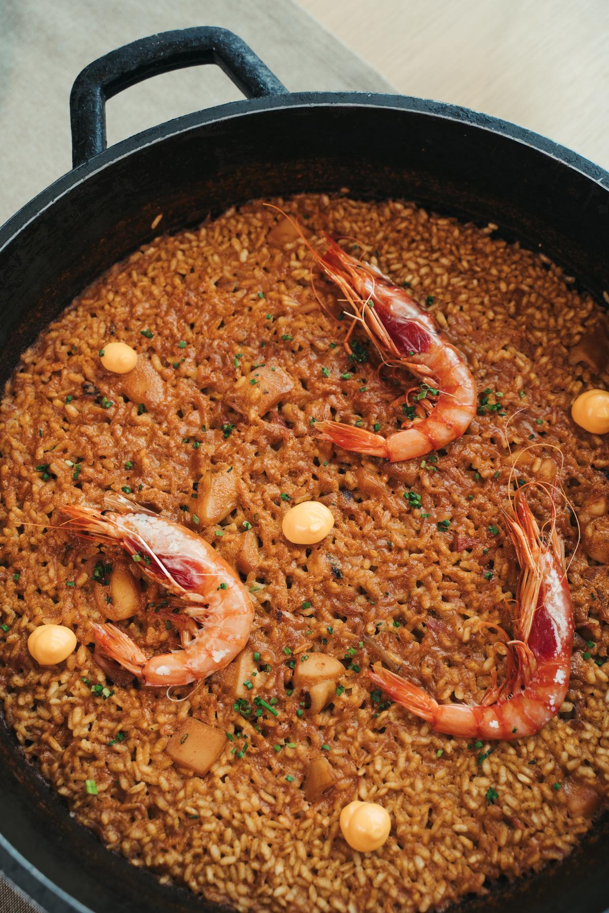 La carta del Restaurante Roland Garros incluye arroces elaborados con ingredientes frescos y sabroso.