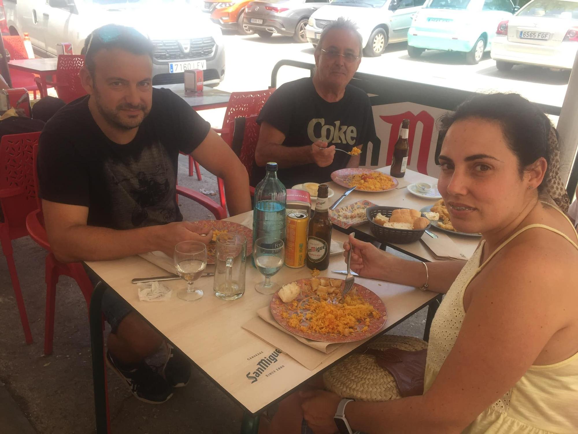 Una familia en el Bar Imperial.