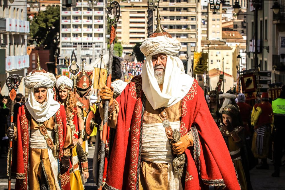 La procesión de la reliquia es uno de los actos que más agradan a los alcoyanos en el día dedicado al patrón San Jorge.