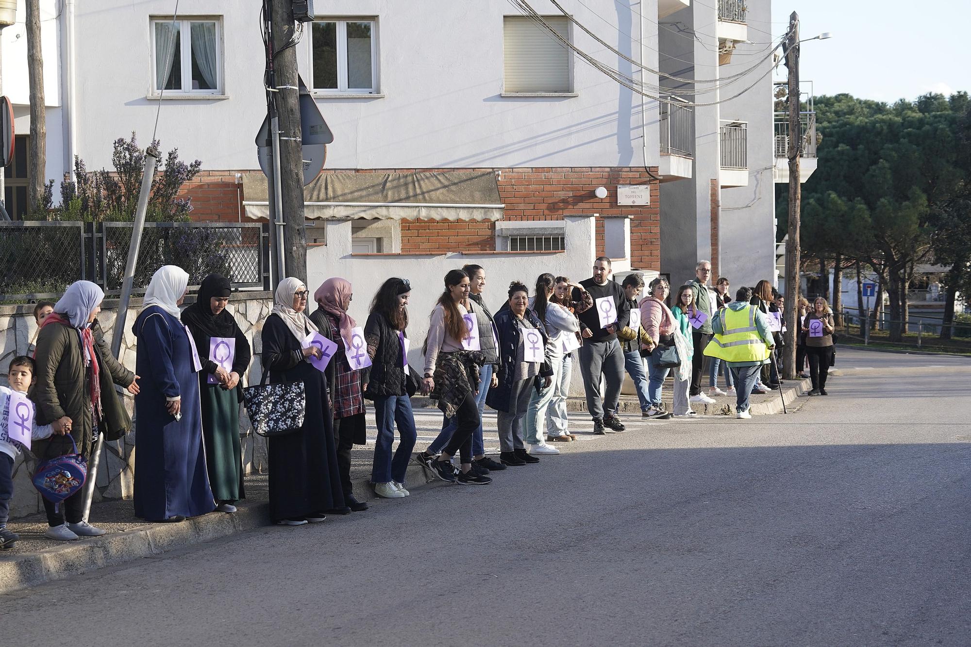 Les imatges de la cadena humana a Girona Est pel 8M