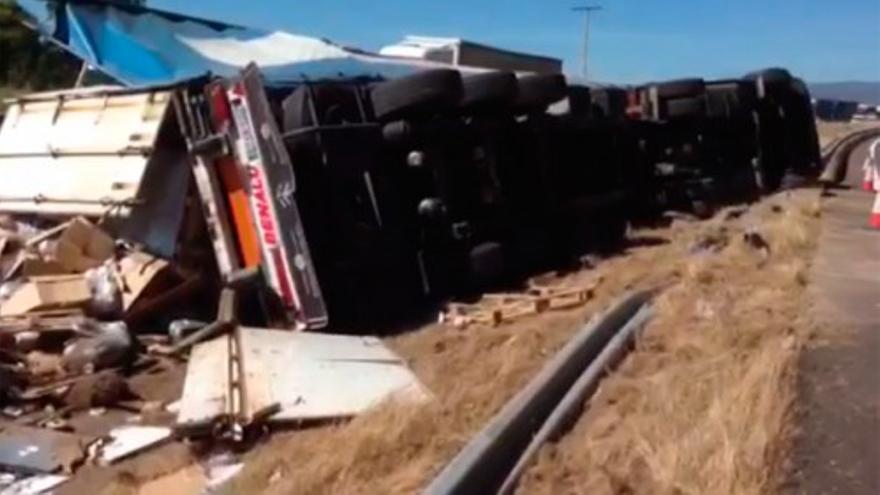 La salida de vía de un camión genera retenciones en la A-52