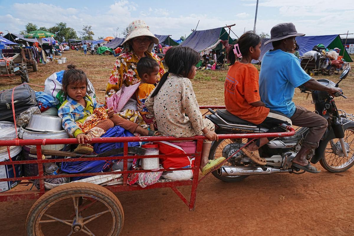 Una familia de desplazados camboyanos llega a Chonkal buscando refugio de los choques entre Tailandia y Camboya, este jueves.