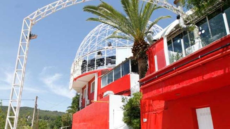 Las oficinas se encuentran en un edificio anexo a la discoteca.