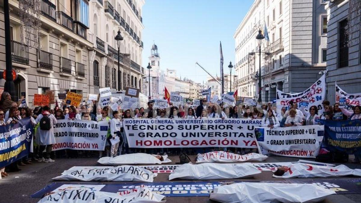 Técnicos superiores sanitarios en una manifestación en Madrid para exigir un mayor reconocimiento profesional y económico.