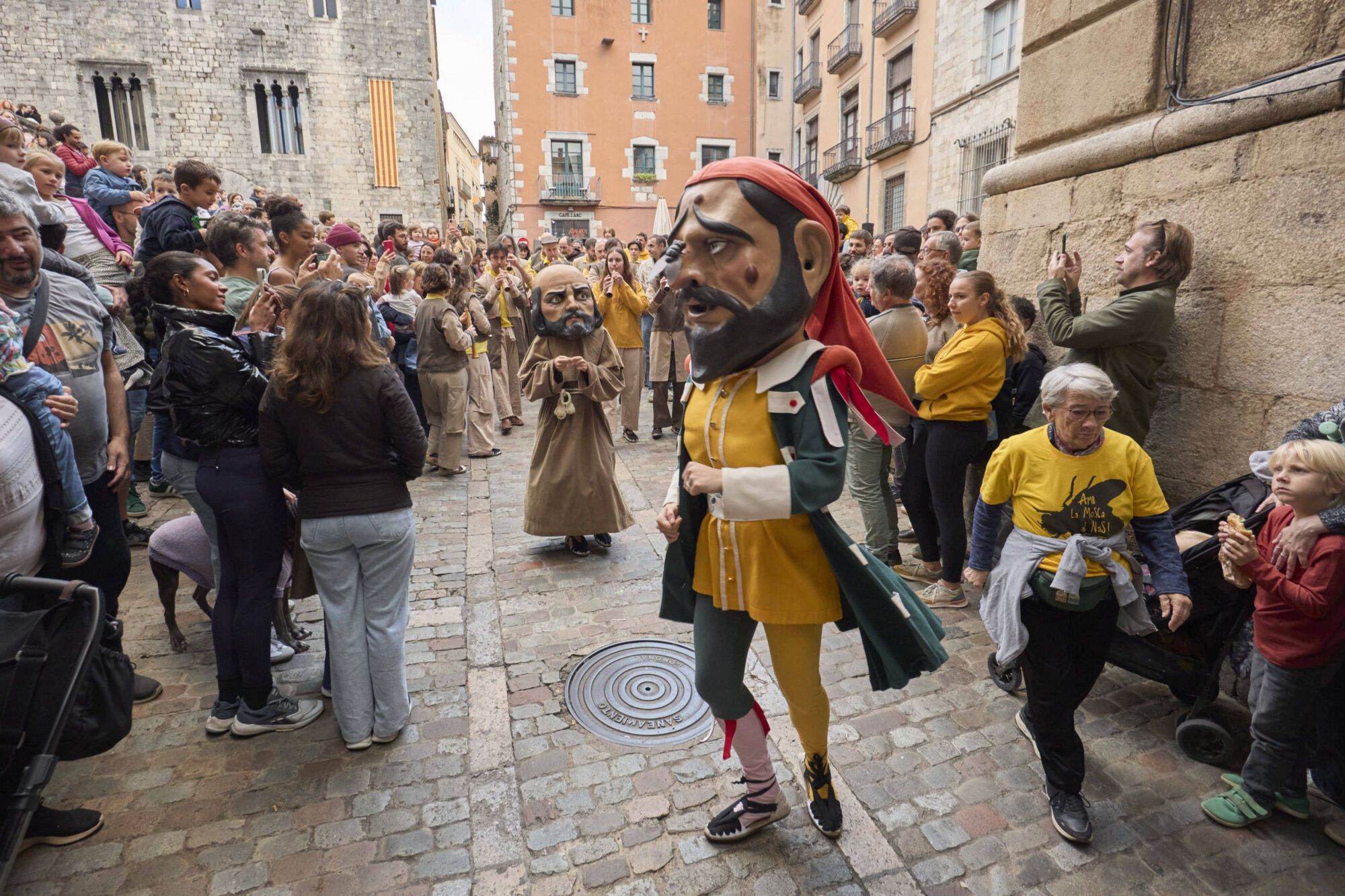 Les fotos de la passejada de capgrossos i gegants a la plaça de la catedral de Girona