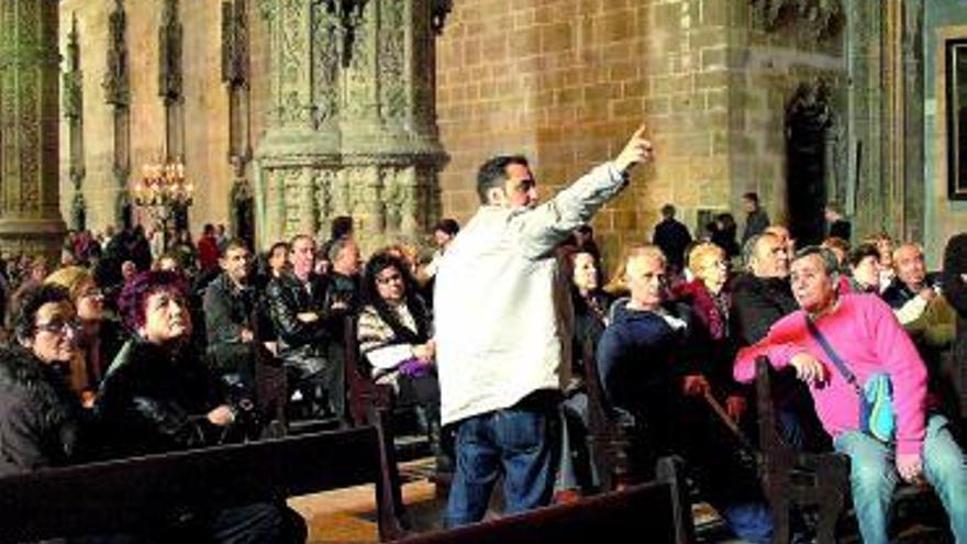 El grupo durante la visita guiada a la iglesia de Los Jerónimos de Lisboa.