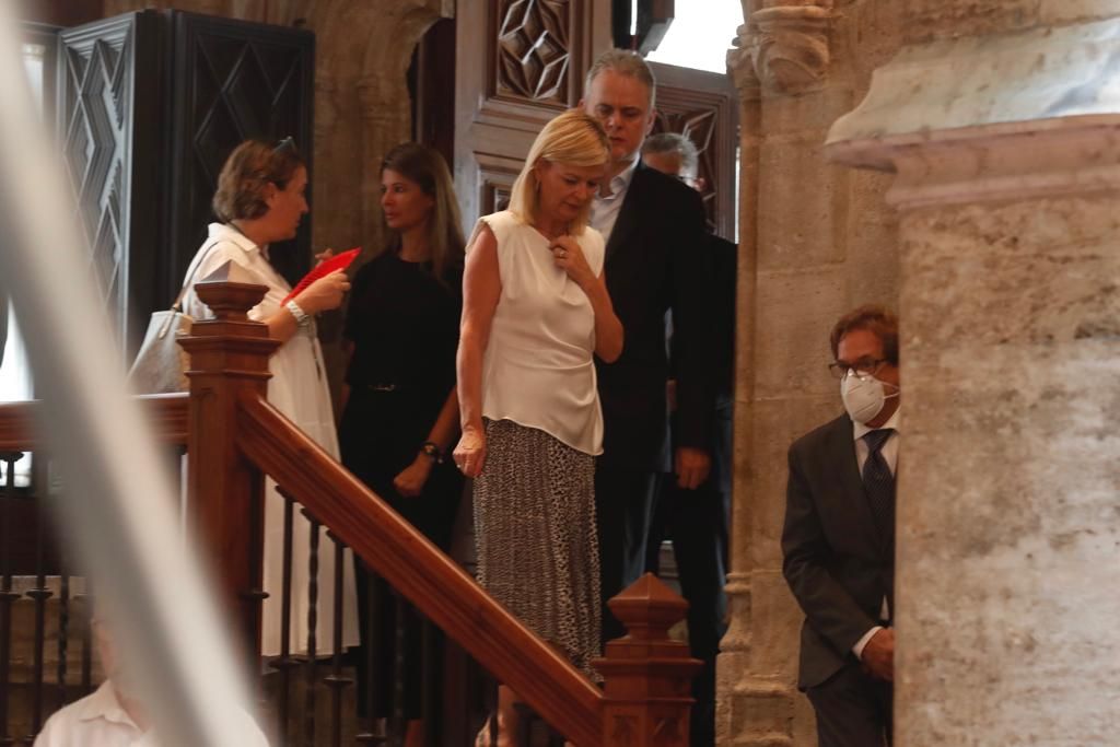 Autoridades políticas y sociales reciben el féretro de Grisolía en el Palau de la Generalitat