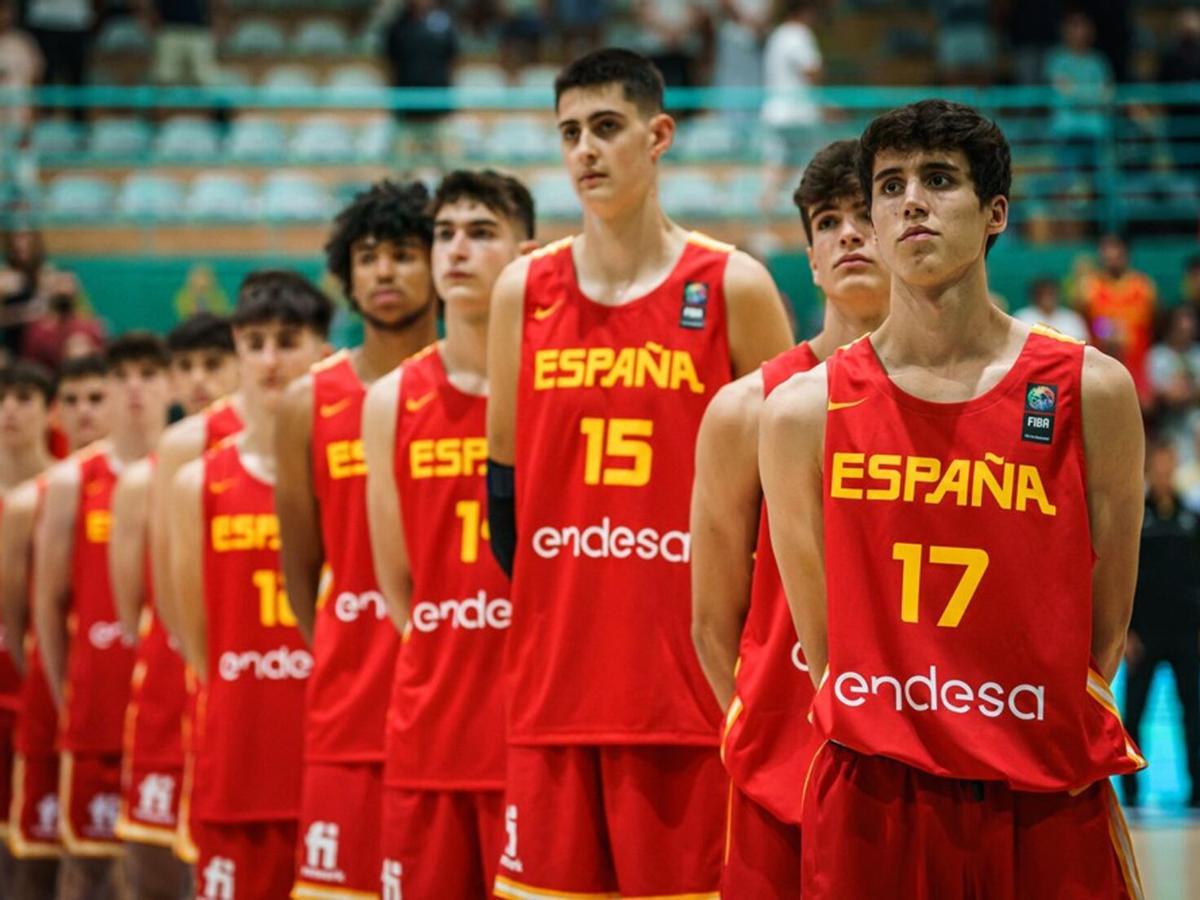 Aday Mara (dorsal 15) junto a la selección española sub-19 que se proclamó campeona del mundo