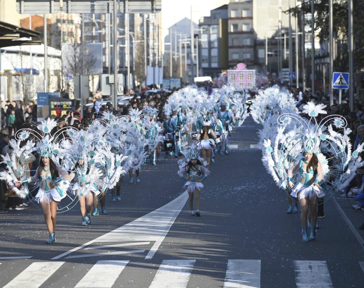 Una de las comparsas que desfilaron ayer por las calles de Marín. | RAFA VÁZQUEZ