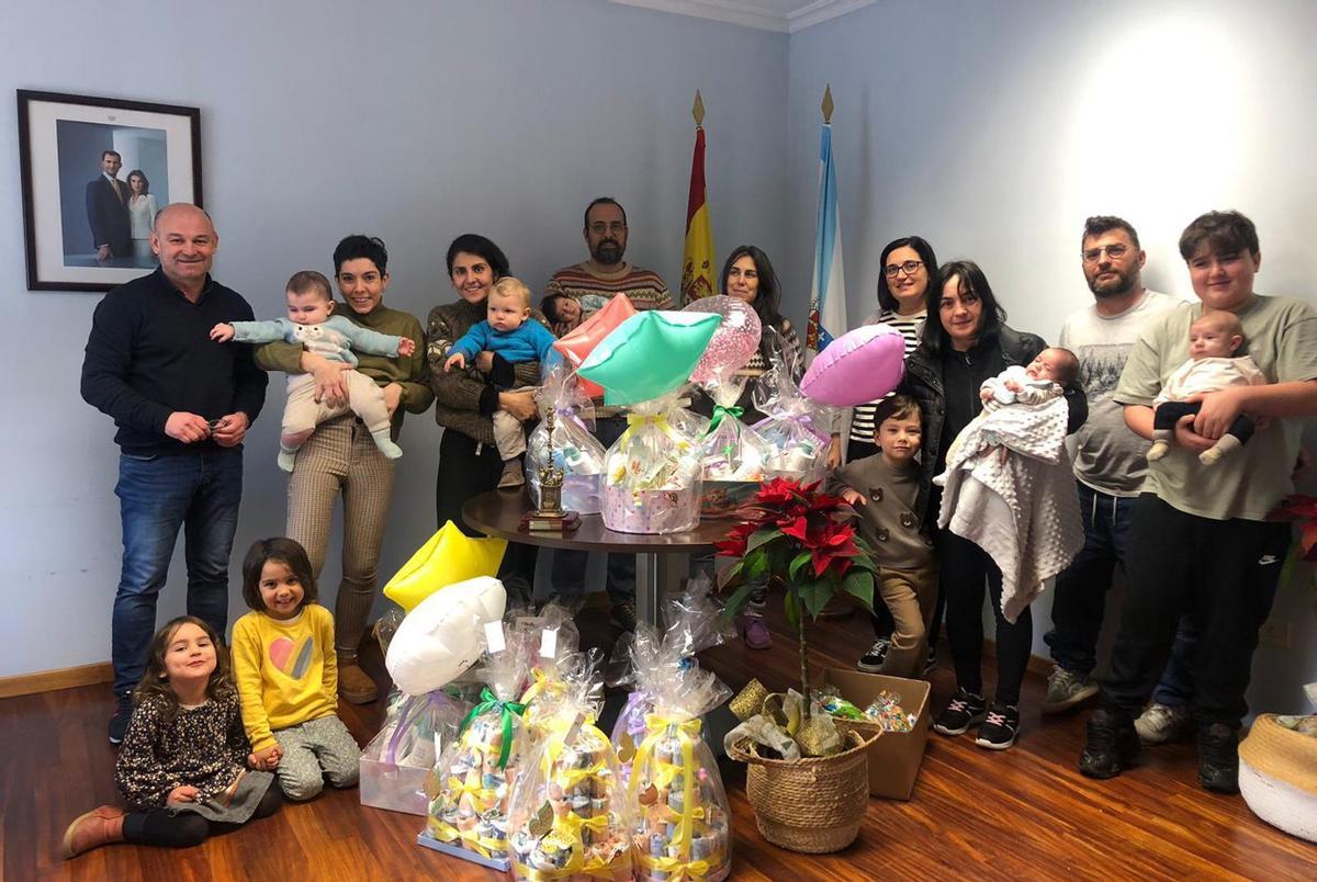 Recepción no Concello de Covelo dos bebés nados en 2025. | // D.P.