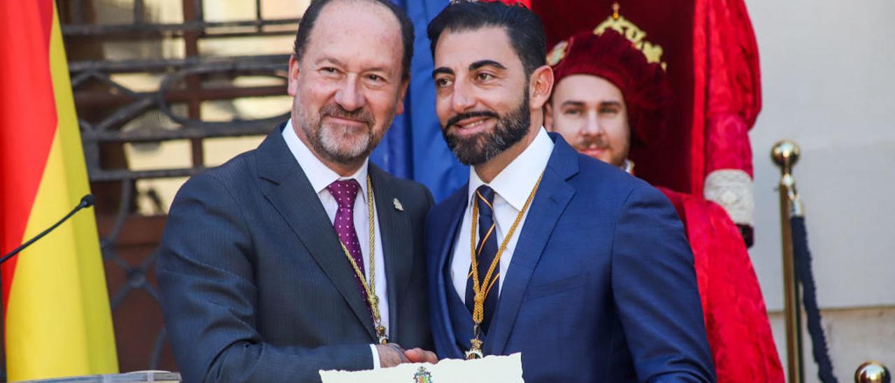 Bascuñana y Aparicio se dan la mano, con sonrisa forzada, el pasado 2 de diciembre en un acto de la Constitución.