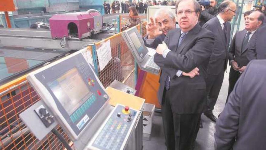 El presidente de la Junta, Juan Vicente Herrera, junto al director general de Tvitec, Javier Prado, en la visita a la empresa.