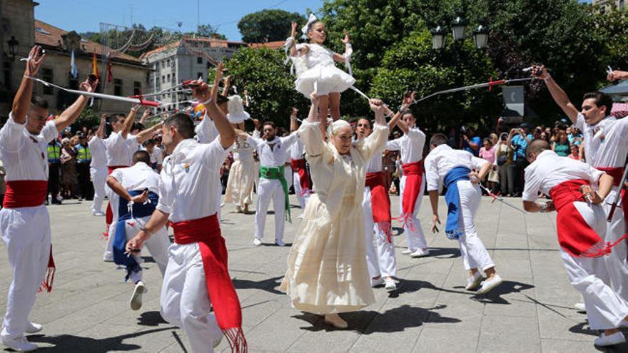 Festa da Coca de Redondela | Las alfombras dan color a la Danza de Espadas