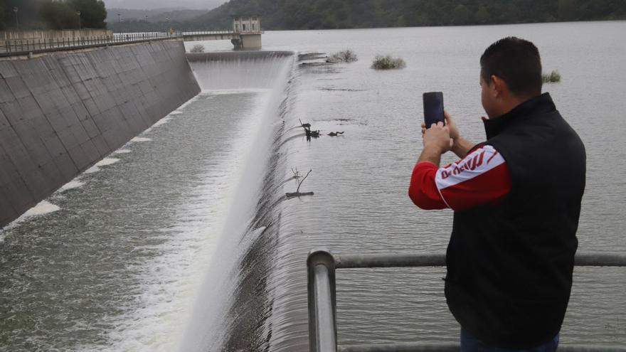 Un hombre fotografía esta semana el embalse de San Rafael de Navallana, que desembalsó por primera vez desde 2013.