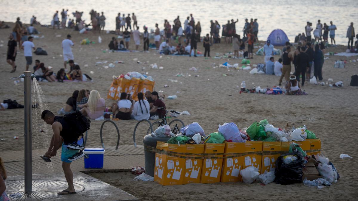 Desalojo y  limpieza de la playa de Nova Icaria tras la verbena de Sant Joan