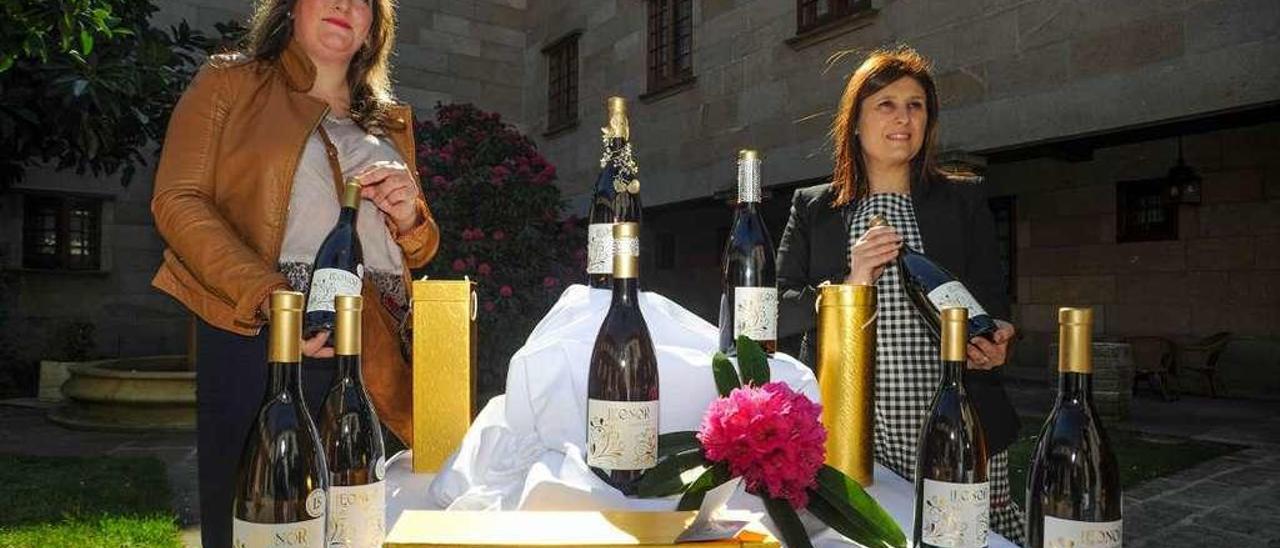 Rita Silva (izquierda) y la alcaldesa, durante la presentación de la lujosa botella. // Iñaki Abella