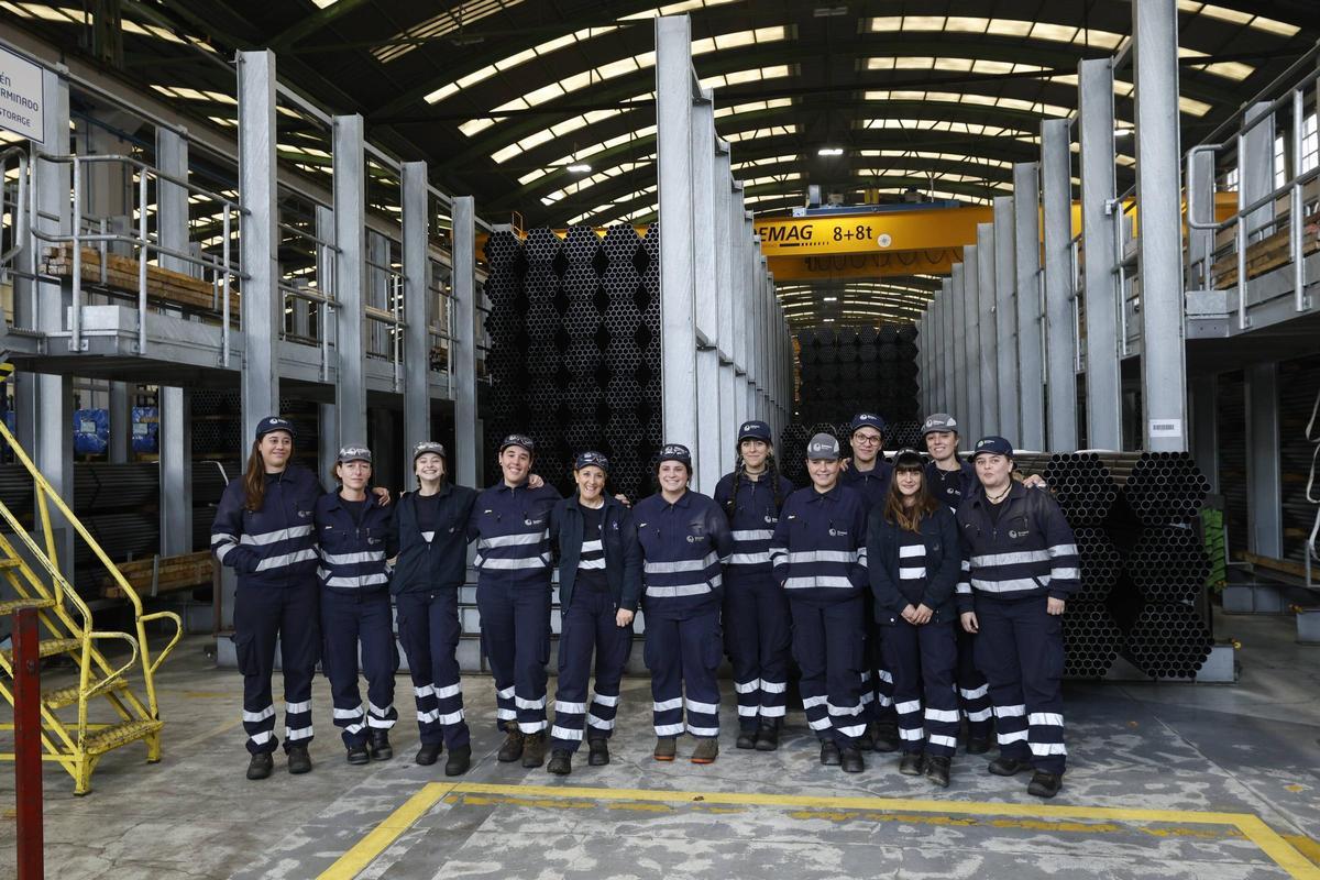 Participantes en el curso y clausura del mismo, esta mañana en Gonvarri Asturias, en las instalaciones corveranas.