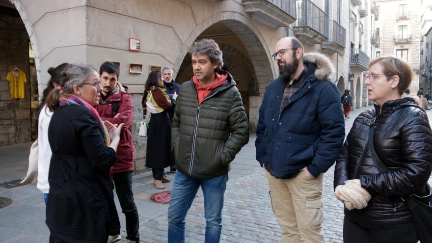 La regidora d'Educació de Girona, Queralt Vila, parlant amb famílies d'alumnes de l'institut Ermessenda