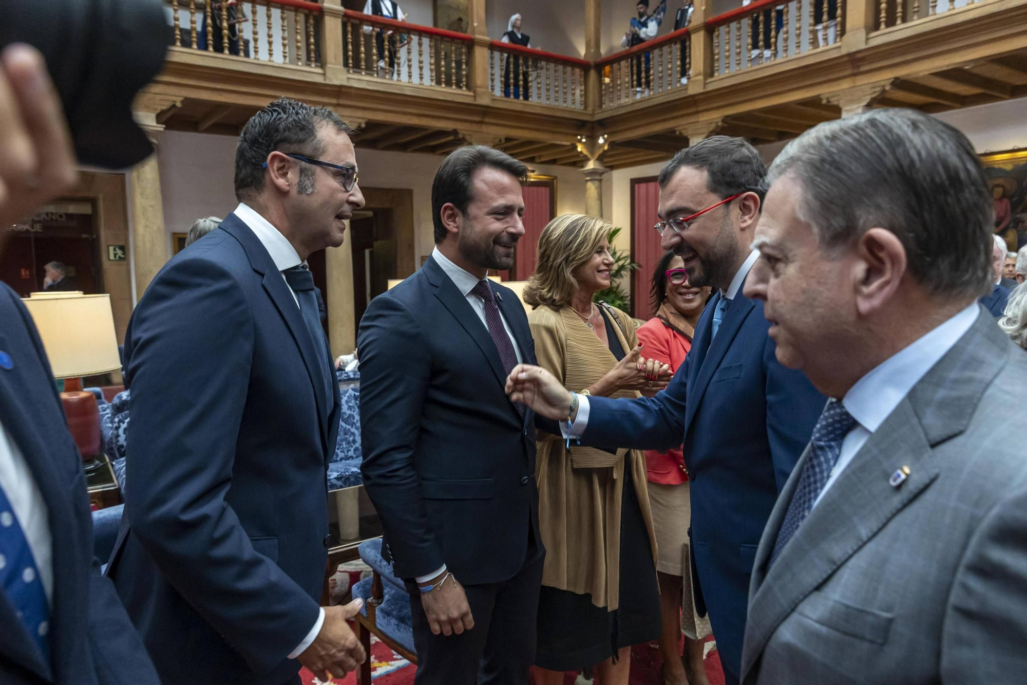 La Asociación Día de Galicia en Asturias entrega su medalla de oro a Adrián Barbón y Carmen Moriyón