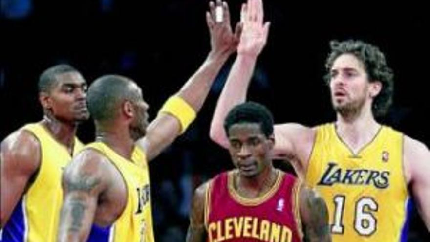 Los Lakers ridiculizan a los Cavaliers (112-57) y Pau Gasol hace un doble-doble