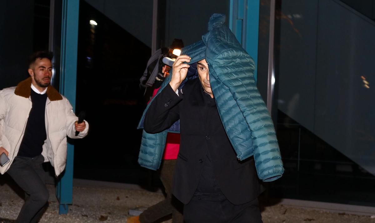 Javier Pérez Santana, productor de cine condenado, a la salida del Juzgado de Guardia de Zaragoza en el año 2023