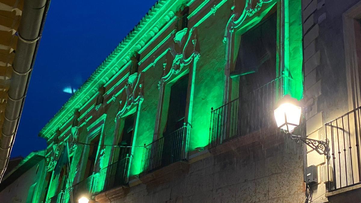 El Ayuntamiento de Cehegín ilumina su fachada de verde