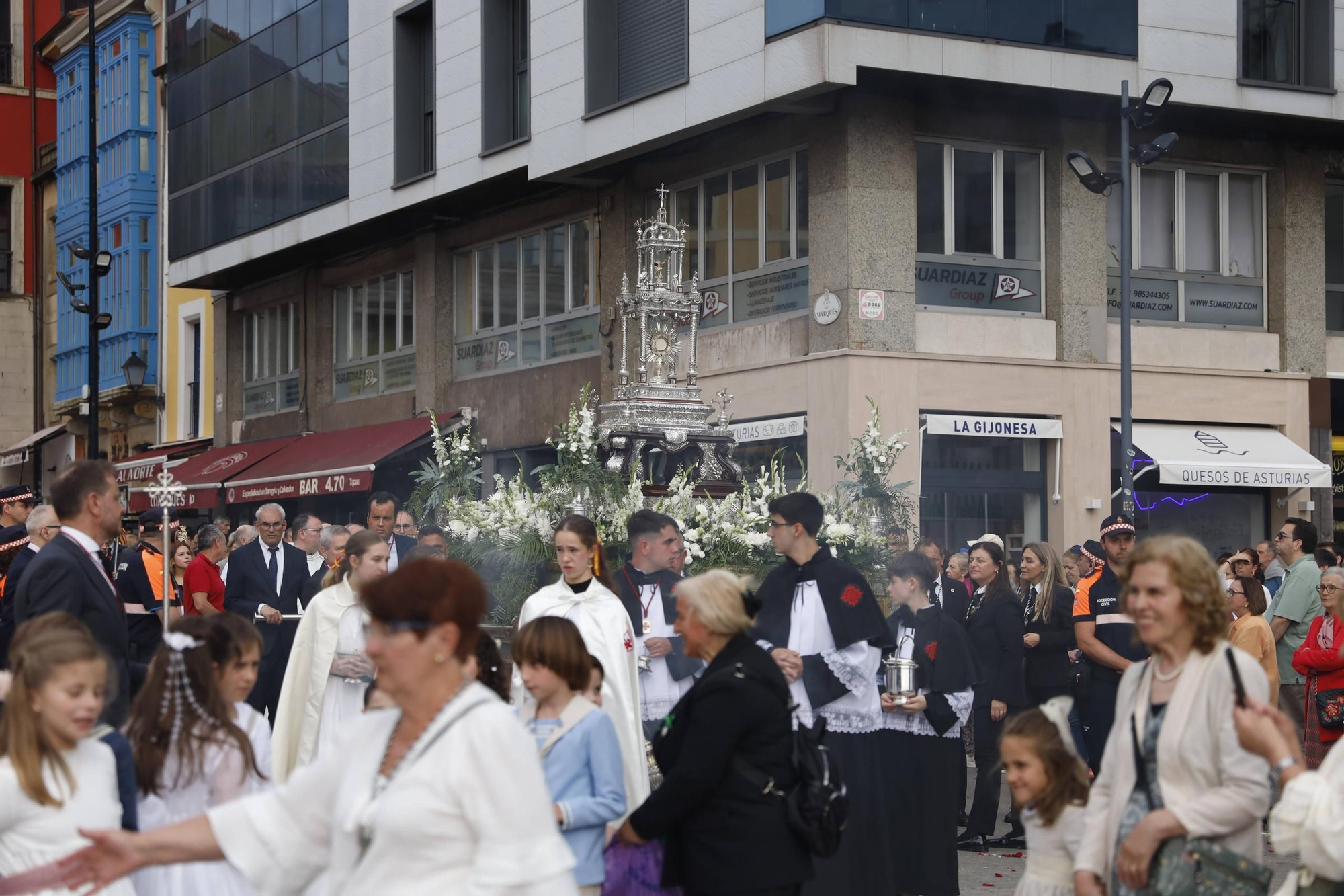 Pétalos, incienso, niños... así fue la procesión del Corpus Christi en Gijón (en imágenes)
