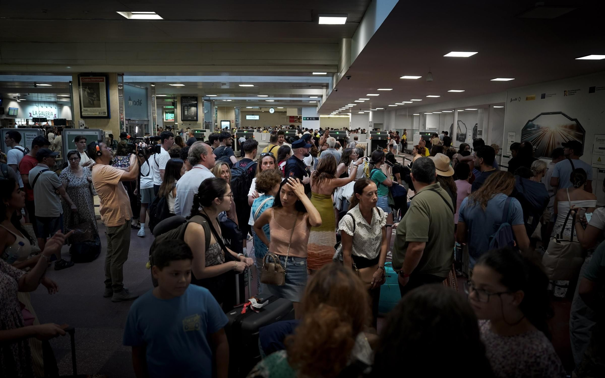 El caos en Chamartín por un fallo eléctrico, en imágenes