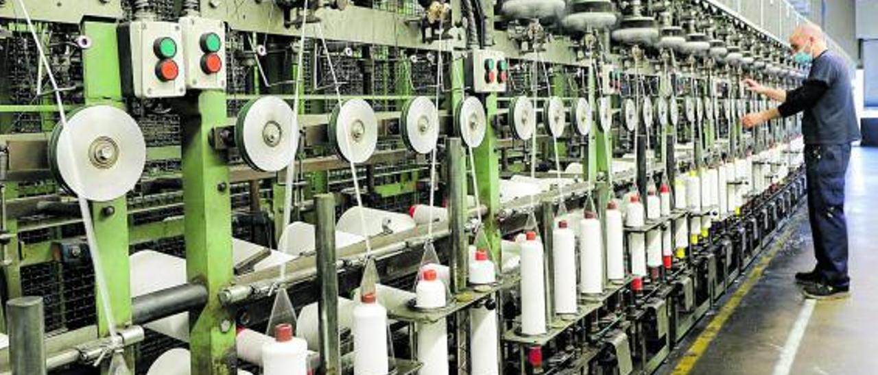 Una industria textil en el municipio de Cocentaina.  | JUANI RUZ