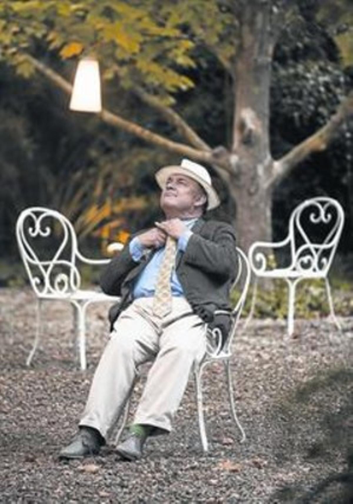 Oliver Rothschild, amb el seu segell familiar i els seus mitjons verds, dilluns passat, a l’Hotel Alma de Barcelona. Oliver Rothschild, amb el seu segell familiar i els seus mitjons verds, dilluns passat, a l’Hotel Alma de Barcelona.