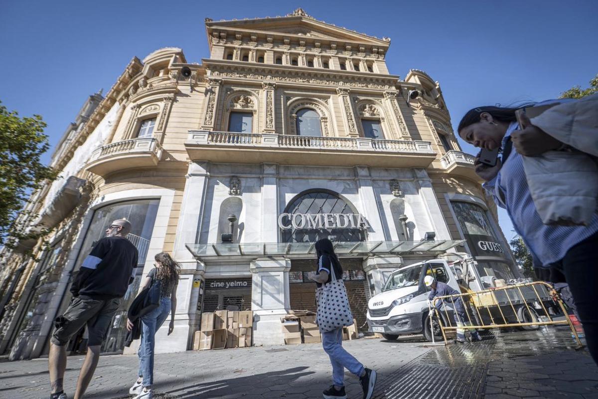 La silueta del Palau Marcet o, si se prefiere, del cine Comèdia.