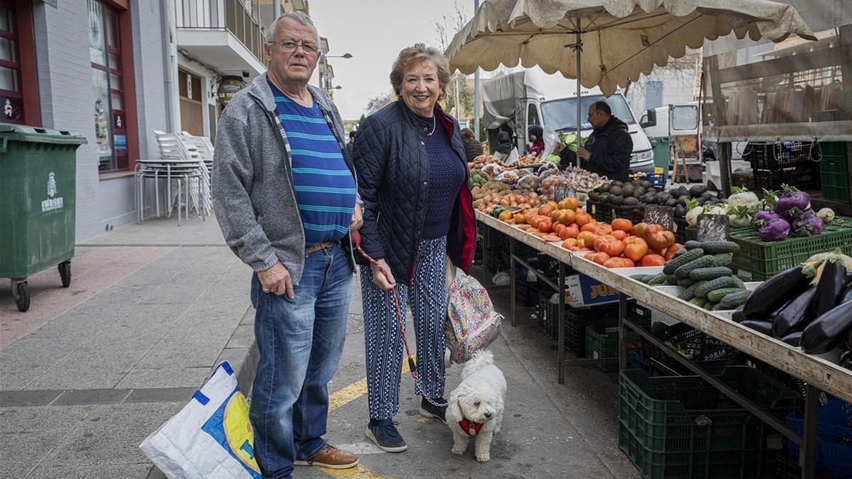 Jon y Jean, dos ingleses residentes en Javea (Alicante), posan para EL PERIÓDICO el pasado enero.