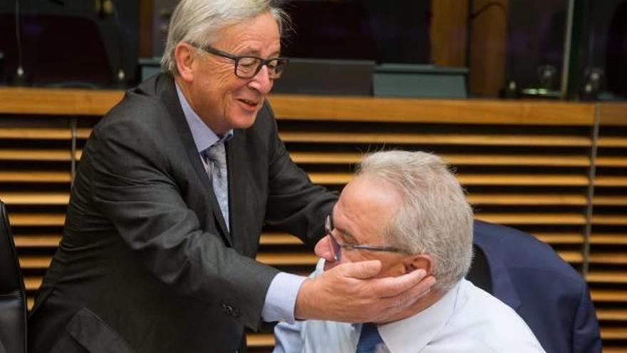 Juncker saluda el comissari europeu de Cooperació Internacional i Desenvolupament, Neven Mimica.