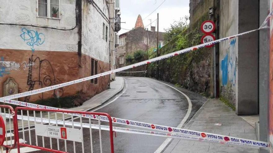 El muro del margen derecho de la calle Coutadas será revisado por técnicos de Urbanismo.  // FdV