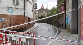 Precintada la calle Coutadas ante el riesgo de derrumbe de un muro