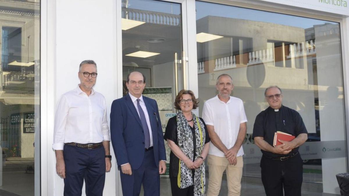 Autoridades del municipio y de la entidad bancaria inauguraron la nueva sede.  | MIGUEL ÁNGEL SÁNCHEZ