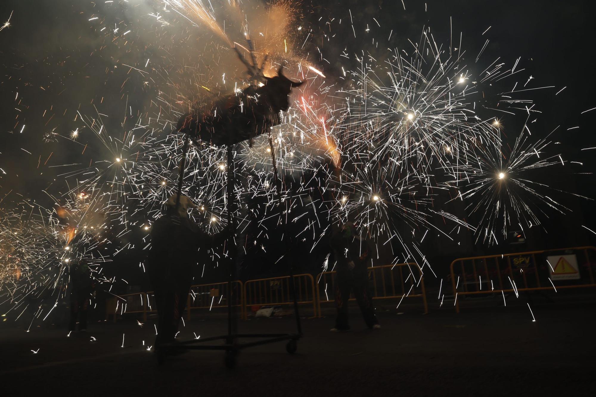 La "Cabalgada del Foc" ilumina y llena de color la calle La Paz